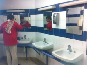 Waschraum im Hafen der Insel D'yeu  - ohne Haken und Ablagemöglichkeit für Kleidung