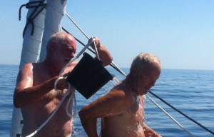 Claus und Zisch  bei der Körperpflege auf See. Das Wasser ist zwar kalt aber man weiß wenigstens, wohin mit den Klamotten. 